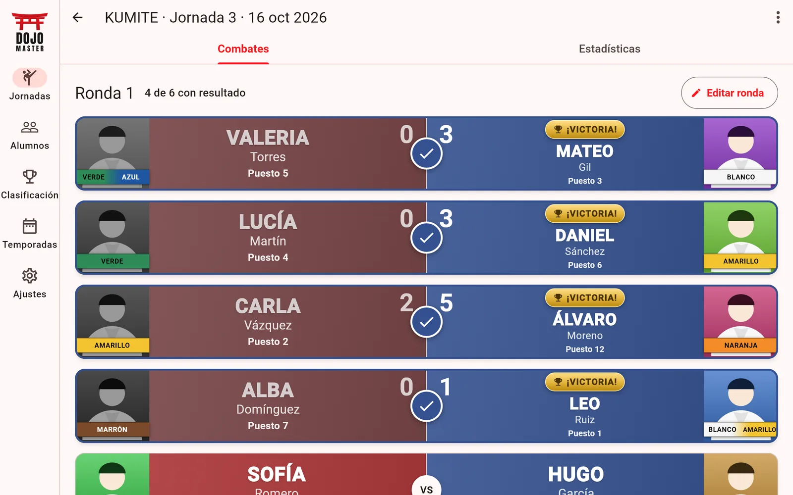 Pantalla de combates de una jornada de kumite: cada tarjeta enfrenta al lado rojo y al azul con su marcador y el ganador destacado
